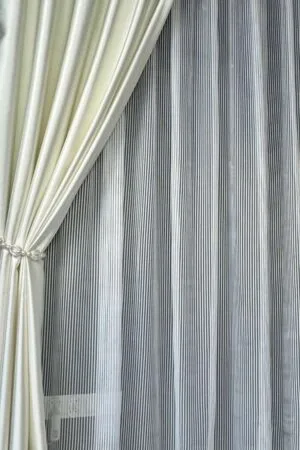 Firana biała z holograficzną nitką w delikatny prążek