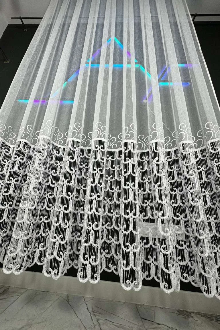 Firana o strukturze lnu z szeroką koronką - obrazek 2