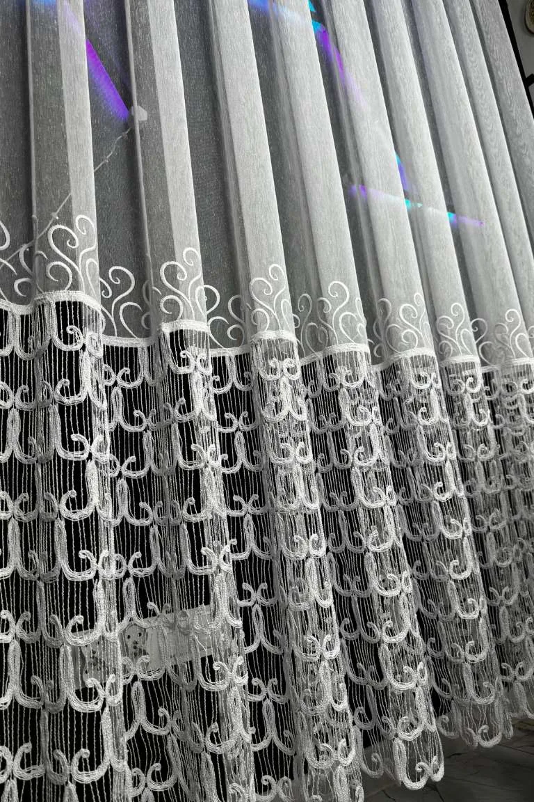 Firana o strukturze lnu z szeroką koronką - obrazek 4