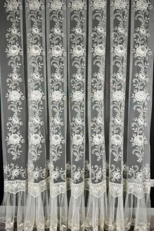 Firana w kwiaty na włoskiej siatce ze spódniczką