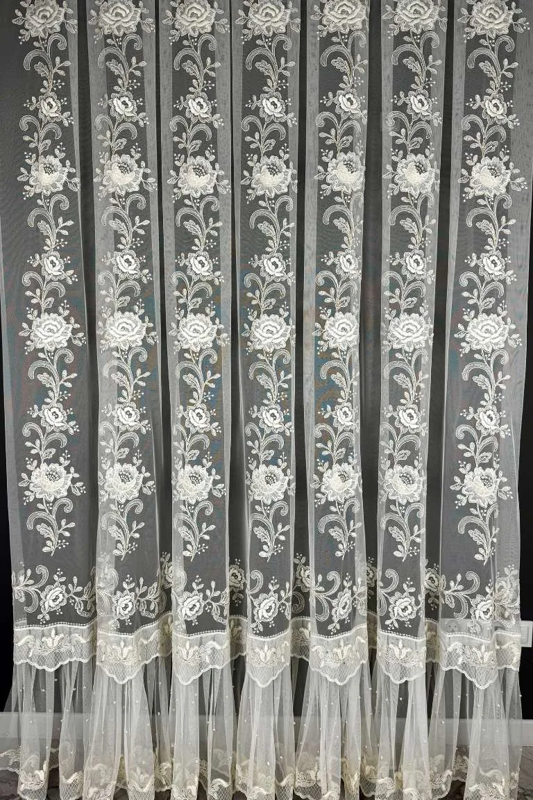 Firana w kwiaty na włoskiej siatce ze spódniczką