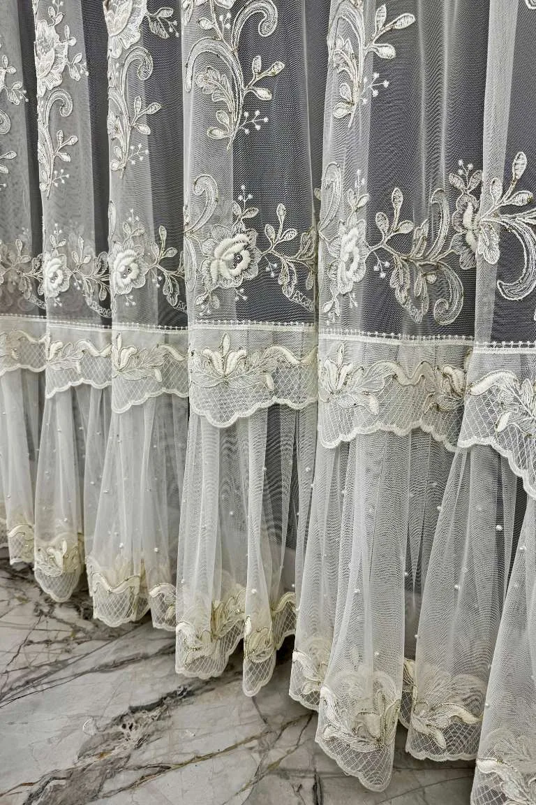 Firana w kwiaty na włoskiej siatce ze spódniczką