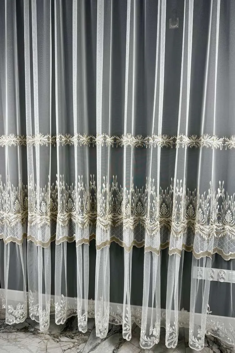 Firana na siatce tureckiej w kremowym odcieniu ze spódniczką