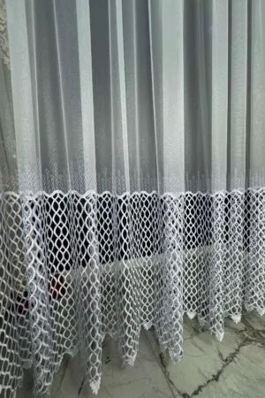 Firana łańcuch z koronką i subtelnym wzorem