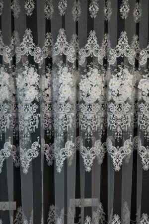 Firana biała z kwiatami 3D, cyrkoniami, perełkami i srebrną holograficzną nitką