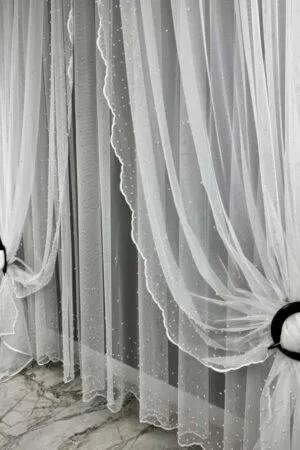 Firanka z siatki tureckiej z perełkami