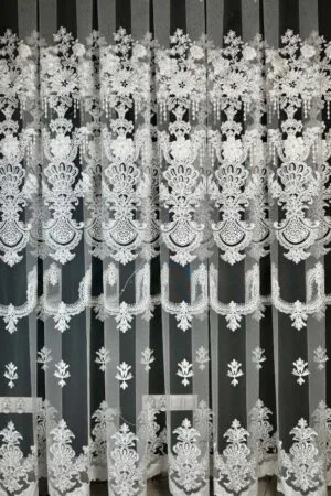 Firana biała ornamenty z kwiatami 3D