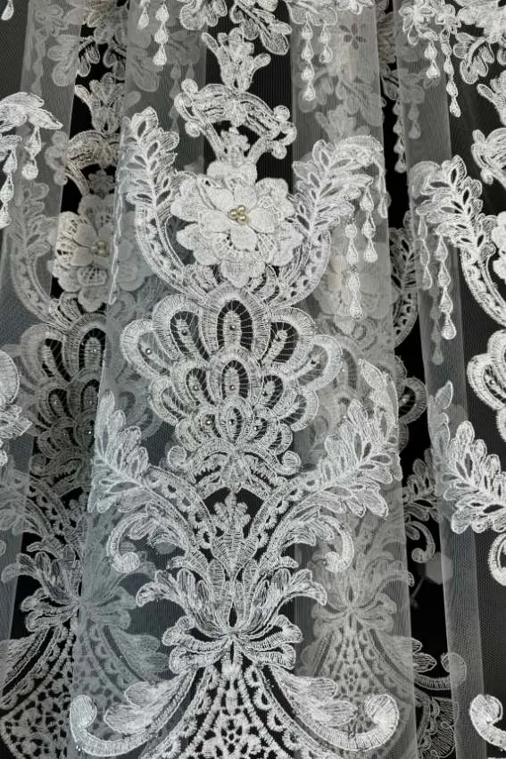 Firana biała ornamenty z kwiatami 3D