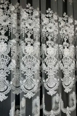 Firana biała ornamenty z kwiatami 3D