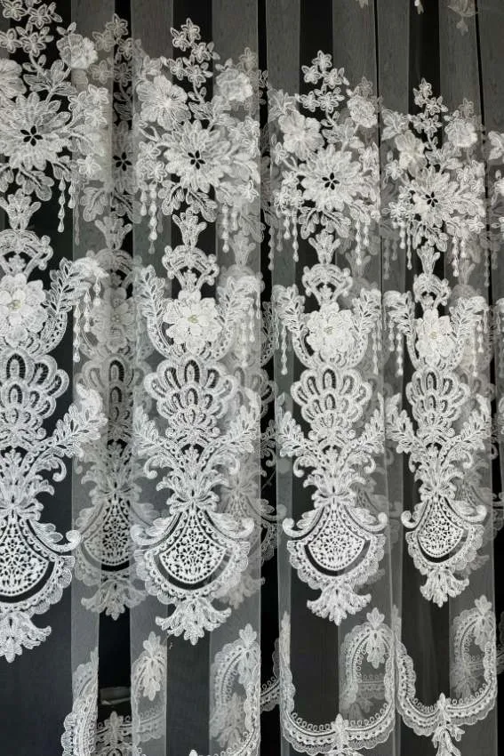 Firana biała ornamenty z kwiatami 3D