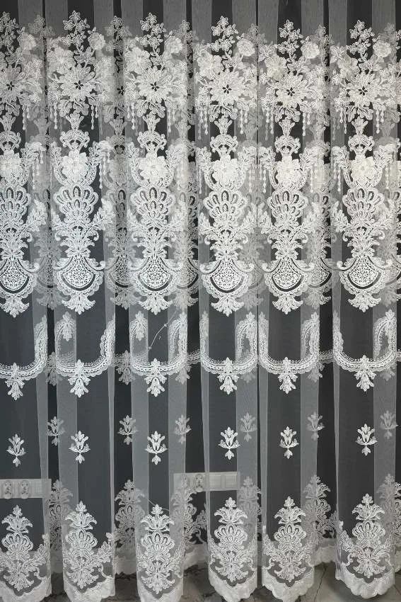 Firana biała ornamenty z kwiatami 3D