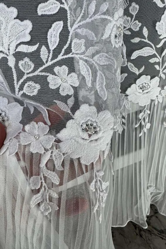 Firana z włoskiej siatki z kwiatami 3d i spódniczką