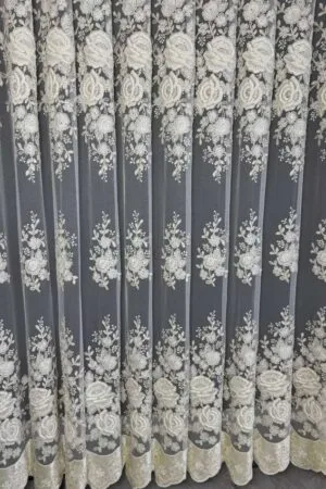 Firana na siatce włoskiej z motywem kwiatowym