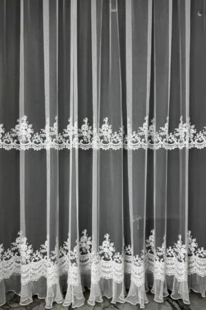 Firana biała z elegancką spódniczką i podwójnym wzorem kwiatowym