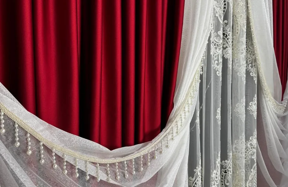 Jak powiesić firanki? Skuteczne sposoby wieszania firan