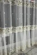 Firana z delikatną spódniczką na kremowej siatce