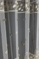 Firana z delikatną spódniczką na kremowej siatce