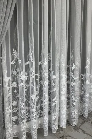 Firana z gęstym kwiatowym haftem