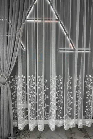 Firana biała haftowana z cyrkoniami