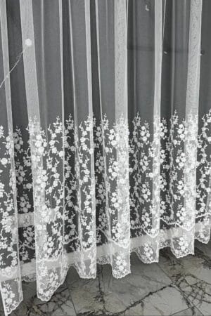 Firana z motywem kwiatowym i perłowym detalem
