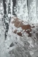 Firana z motywem kwiatowym i perłowym detalem