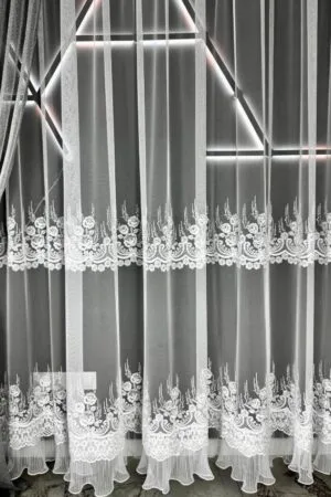 Firana z plisowaną spódniczką i kwiatowymi zdobieniami