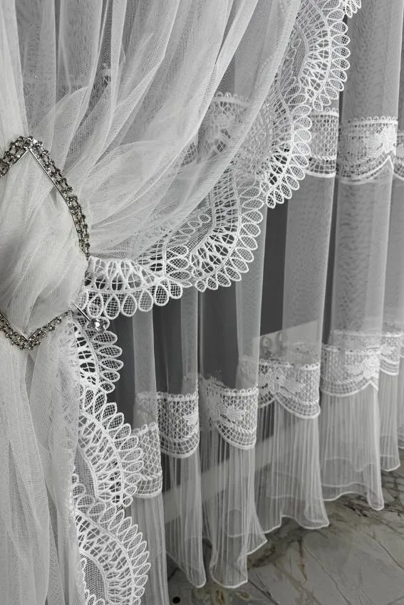 Firana z podwójną koronką i spódniczką