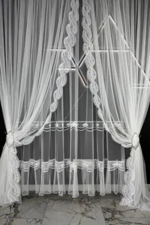 Firana z podwójną koronką i spódniczką