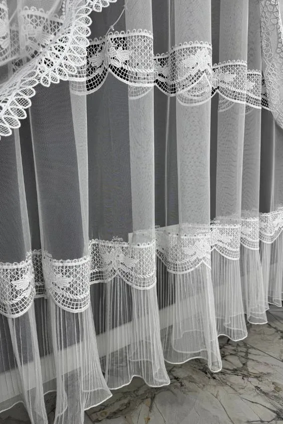 Firana z podwójną koronką i spódniczką