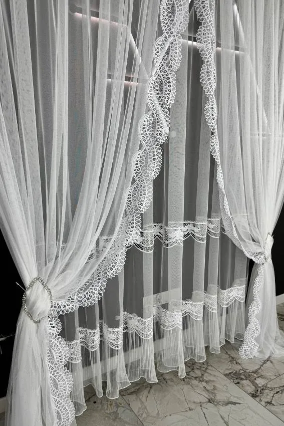 Firana z podwójną koronką i spódniczką