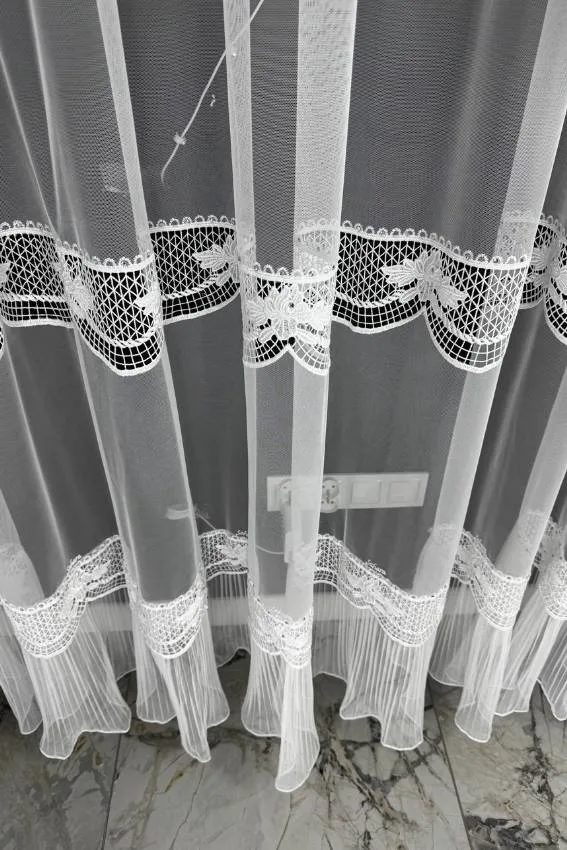 Firana z podwójną koronką i spódniczką