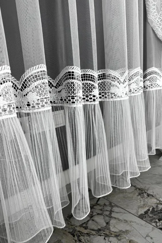 Firana ze spódniczką i koronkową wstawką z cyrkoniami