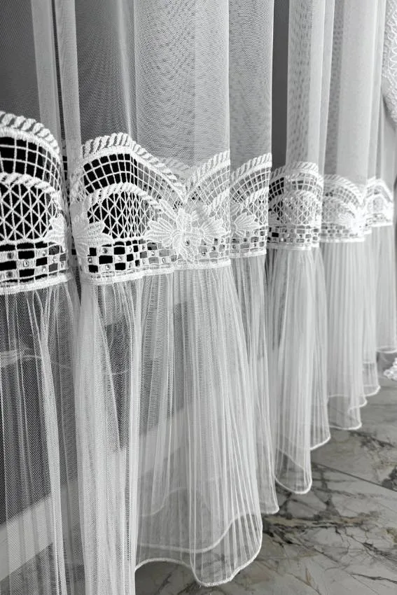 Firana ze spódniczką i koronkową wstawką z cyrkoniami
