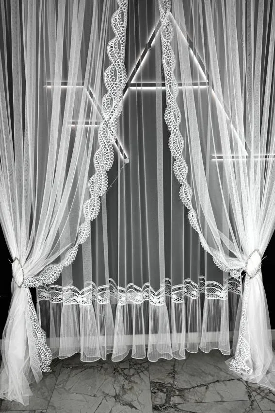 Firana ze spódniczką i koronkową wstawką z cyrkoniami