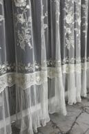 Firana ecru z haftowanym kwiatem i spódniczką