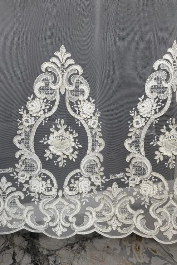 Firana ecru z kwiatami 3D i cyrkoniami