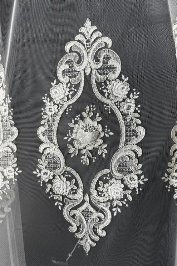 Firana ecru z kwiatami 3D i cyrkoniami