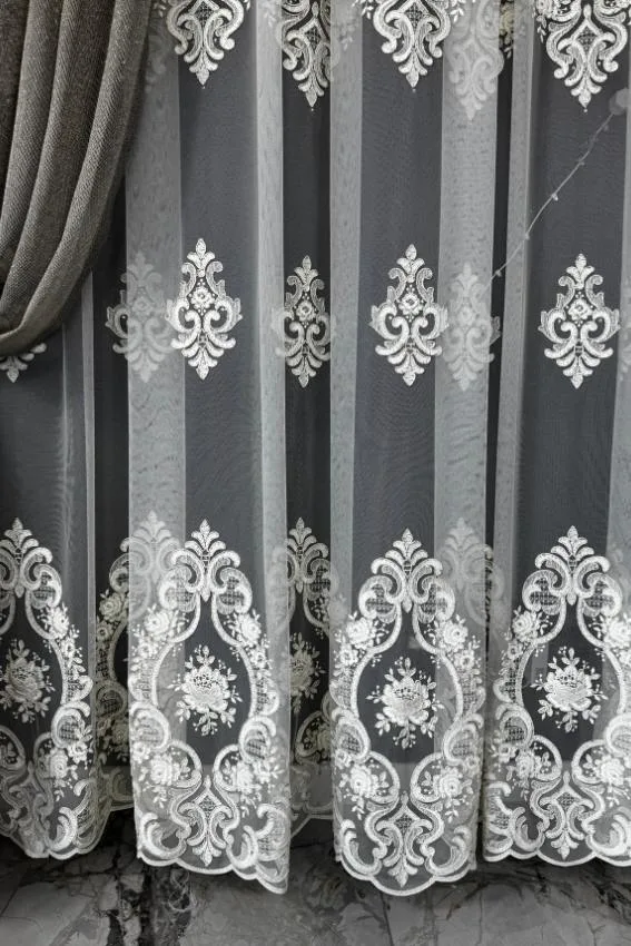 Firana ecru z kwiatami 3D i cyrkoniami