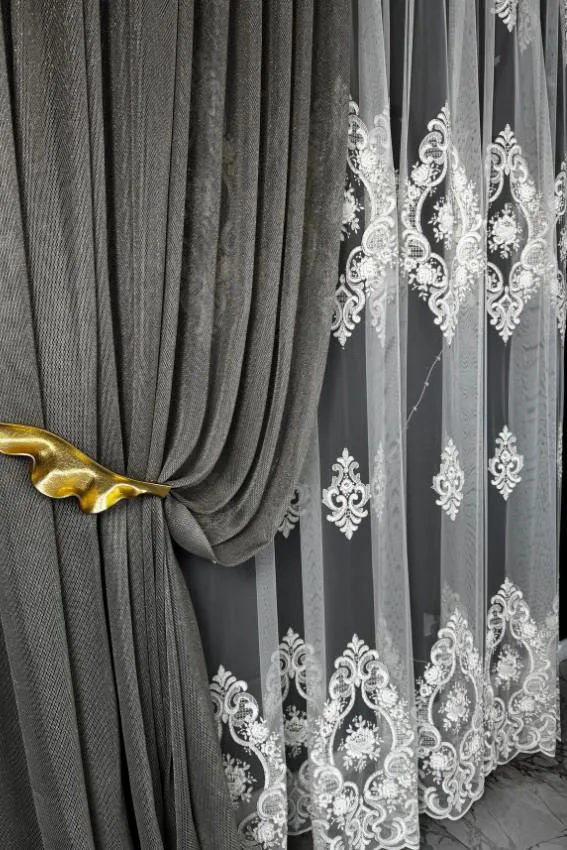 Firana ecru z kwiatami 3D i cyrkoniami