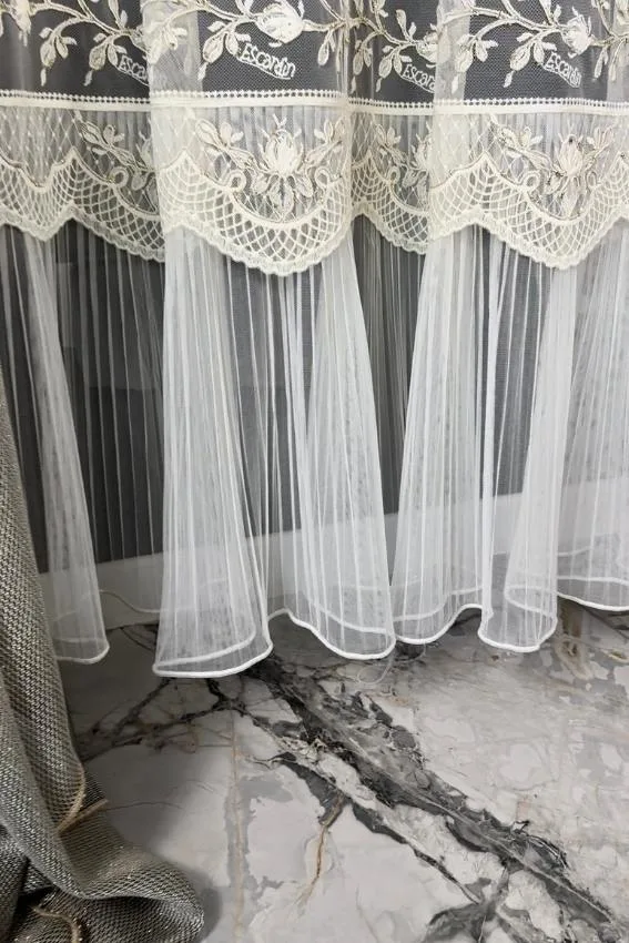 Firana ecru z kwiatami 3D ze złotą nicią i spódniczką