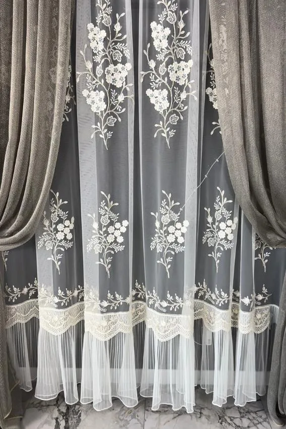 Firana ecru z kwiatami 3D ze złotą nicią i spódniczką