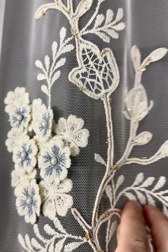 Firana ecru z kwiatami 3D ze złotą nicią i spódniczką