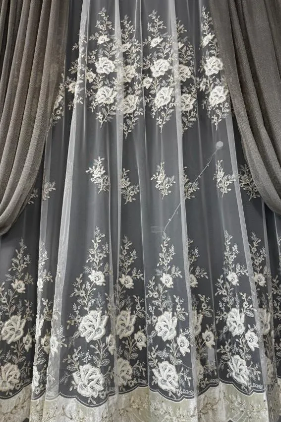 Firana ecru z kwiatami i złotą nicią