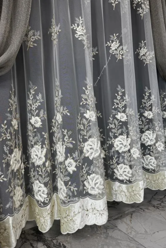 Firana ecru z kwiatami i złotą nicią