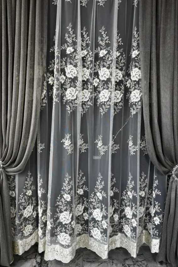 Firana ecru z kwiatami i złotą nicią