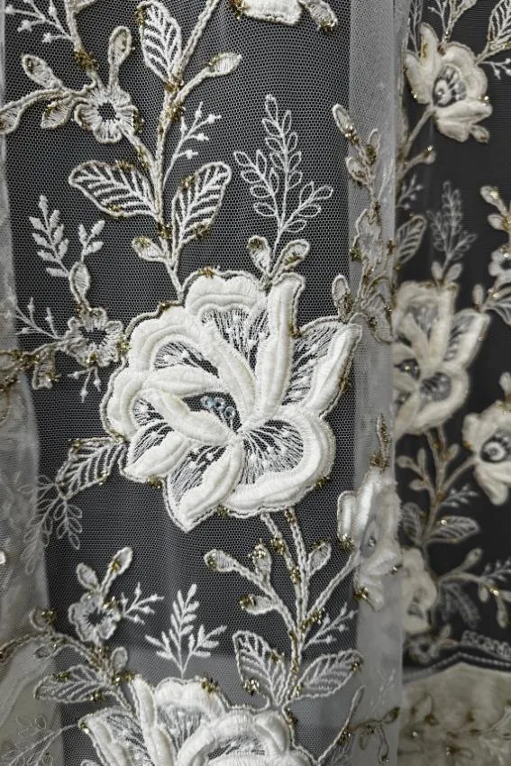 Firana ecru z kwiatami i złotą nicią