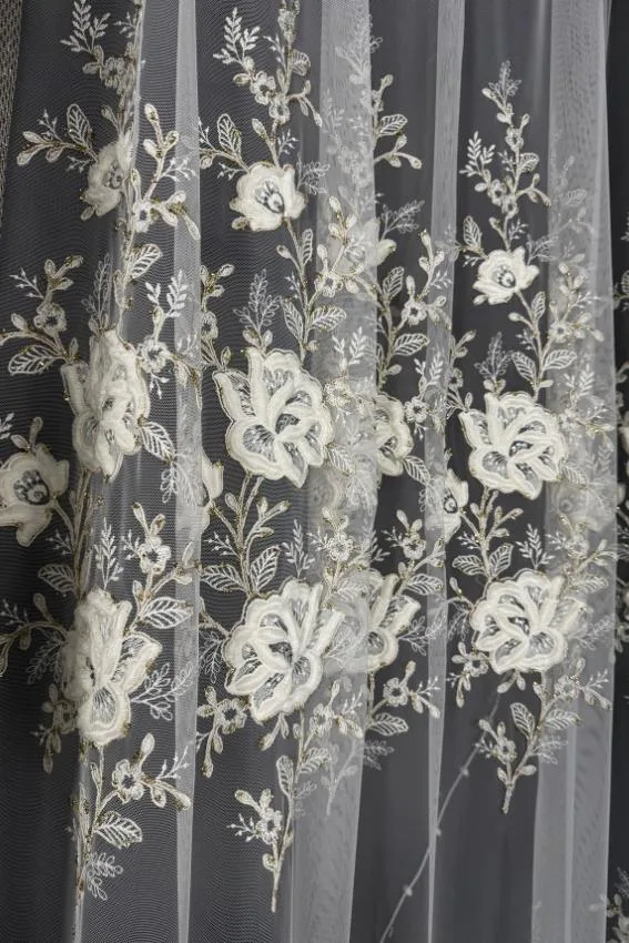 Firana ecru z kwiatami i złotą nicią