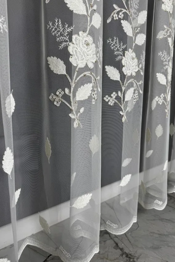 Firana ecru z perłowymi różami