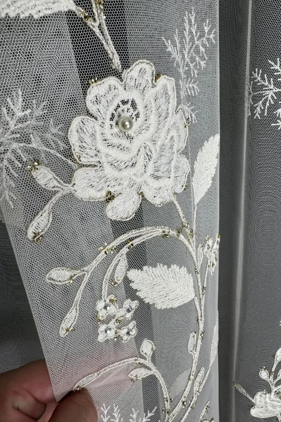 Firana ecru z perłowymi różami