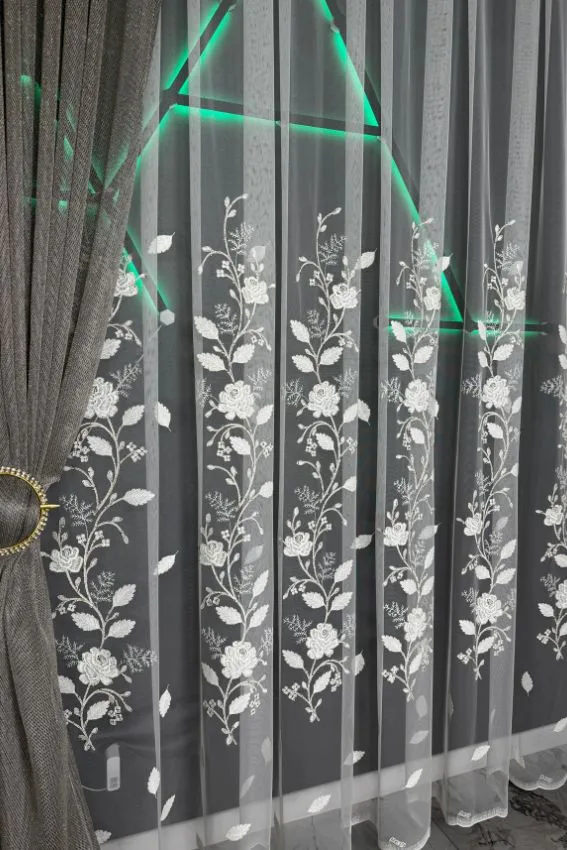 Firana ecru z perłowymi różami